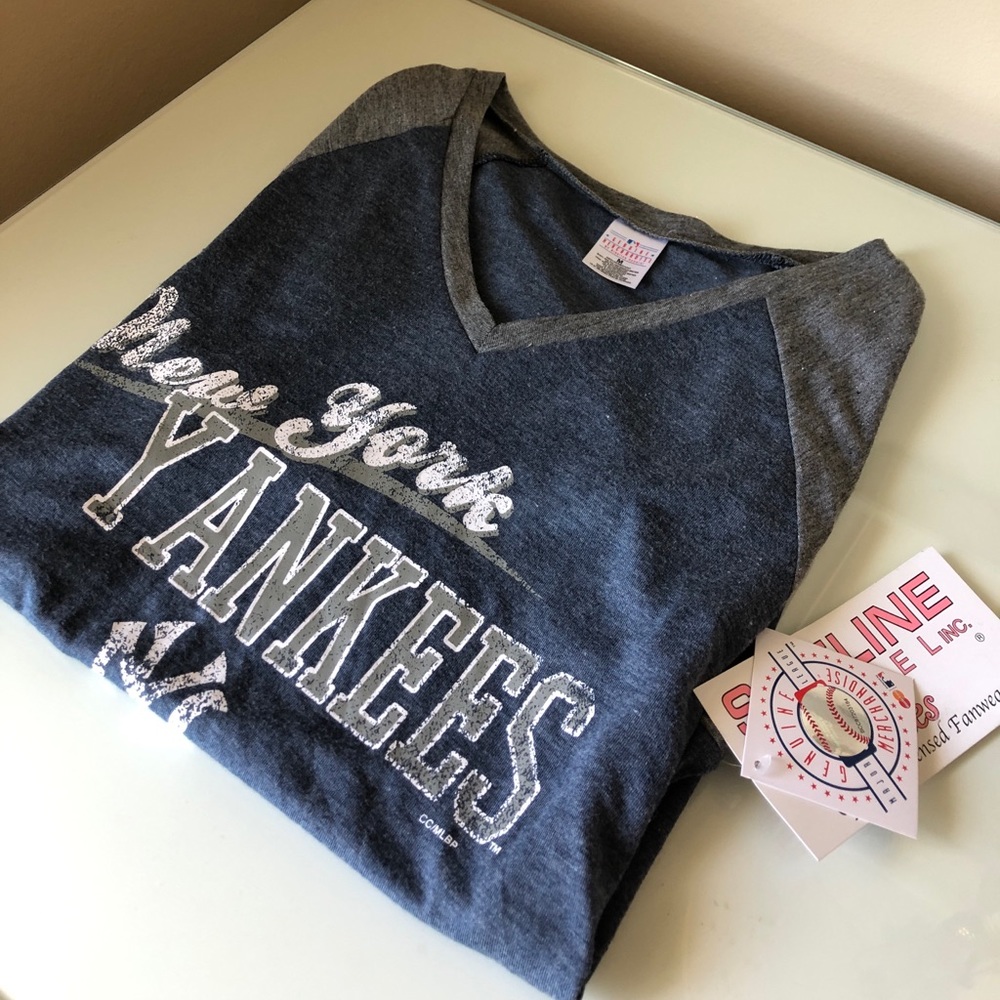 🌟 New York Yankees 🌟 Women’s V-Neck Tee (NEW)